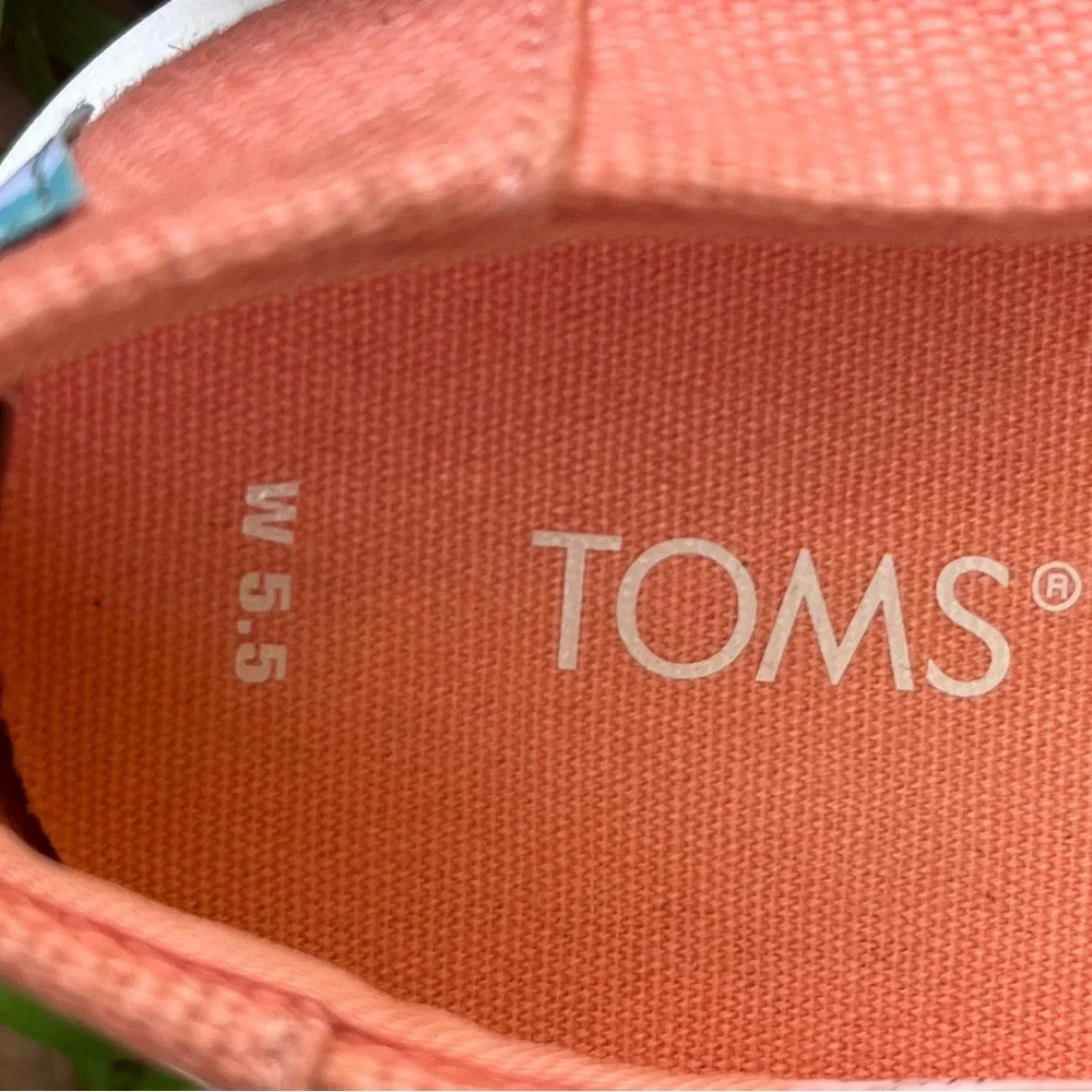 🆕TOMS Coral Slip-On Sneakers. 5.5